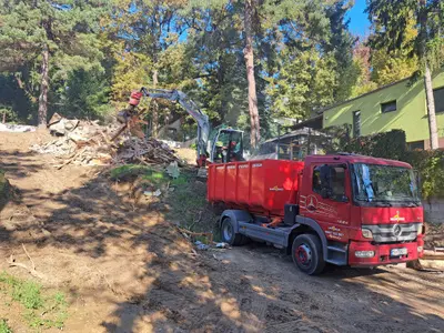 Hydraulická ruka pri demolácii