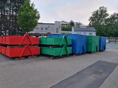 Modrý kontajner s odpadom