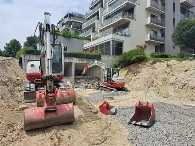 Výkopové práce pri bytovom dome